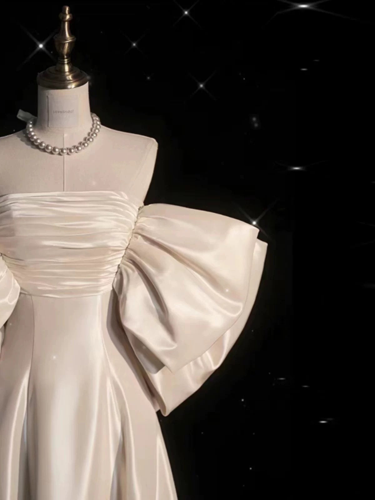 Robe de mariée chic en satin à manches mi-longues et épaules dénudées avec volants C3259
