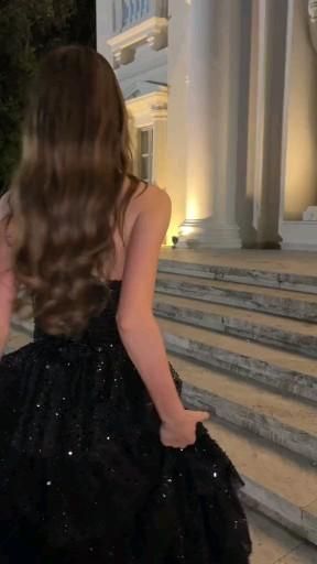 Robe de bal élégante sans bretelles à paillettes noires, longue robe de soirée à volants C3387