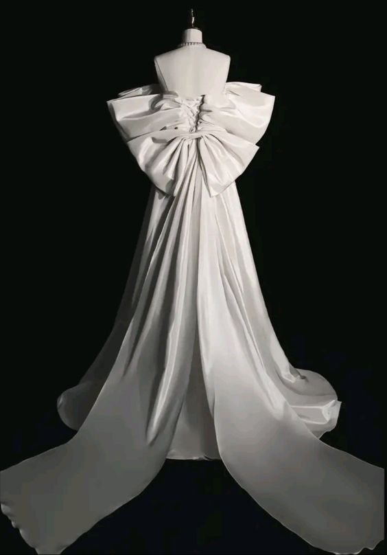Robe de bal élégante sans bretelles en satin longues robes de mariée blanches avec nœud CC346