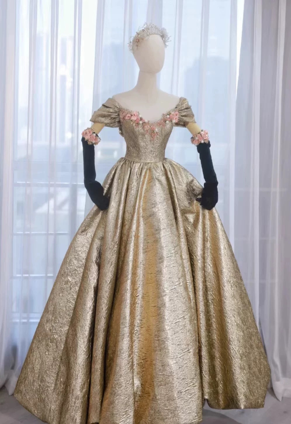 Jolie robe de bal à épaules dénudées en satin doré à volants longs, robes de bal Sweet 16 C3591