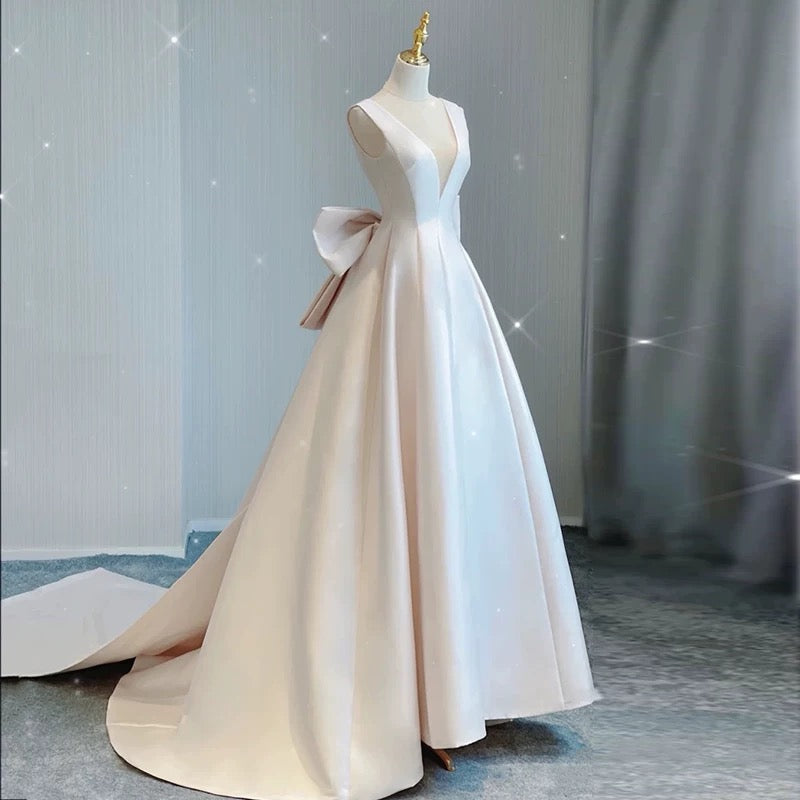 Chic Ball Gown V neckline Sleeveless Ivory Satin Long Wedding Dresses With Bow C3600