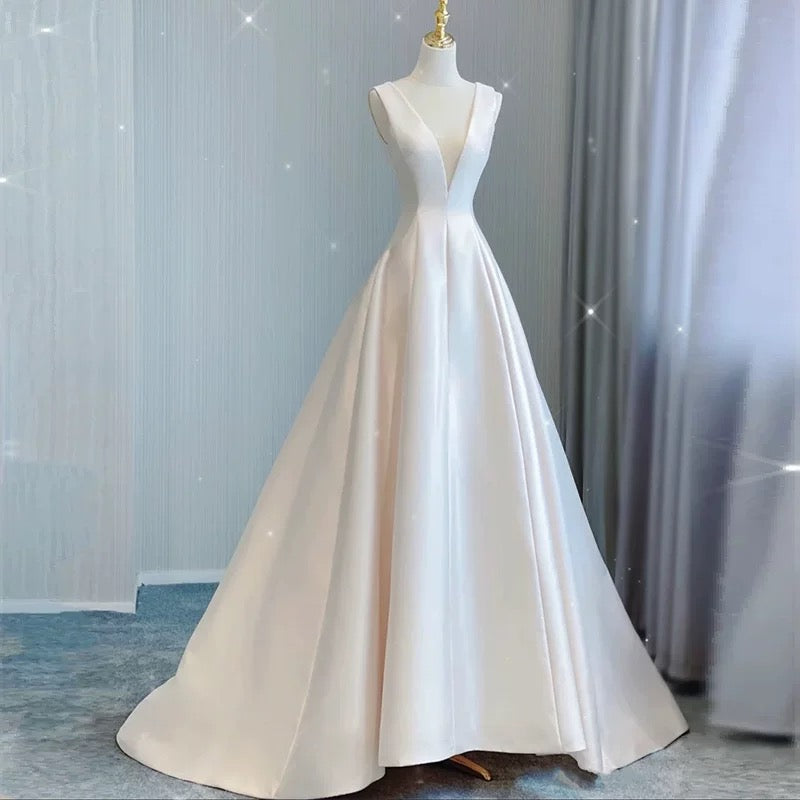 Chic Ball Gown V neckline Sleeveless Ivory Satin Long Wedding Dresses With Bow C3600
