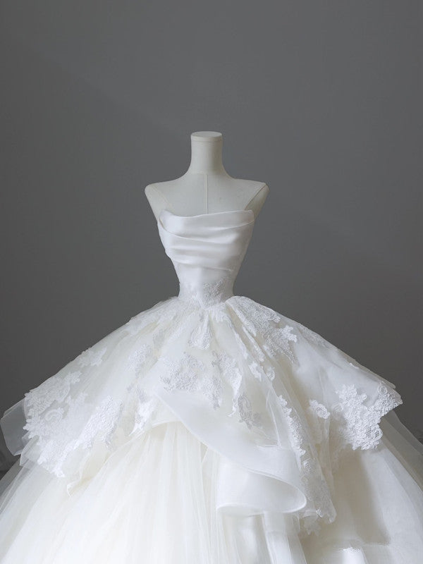 Robe de mariée en satin et dentelle blanche sans manches, robe de bal chic, sans bretelles, avec volants, C3809