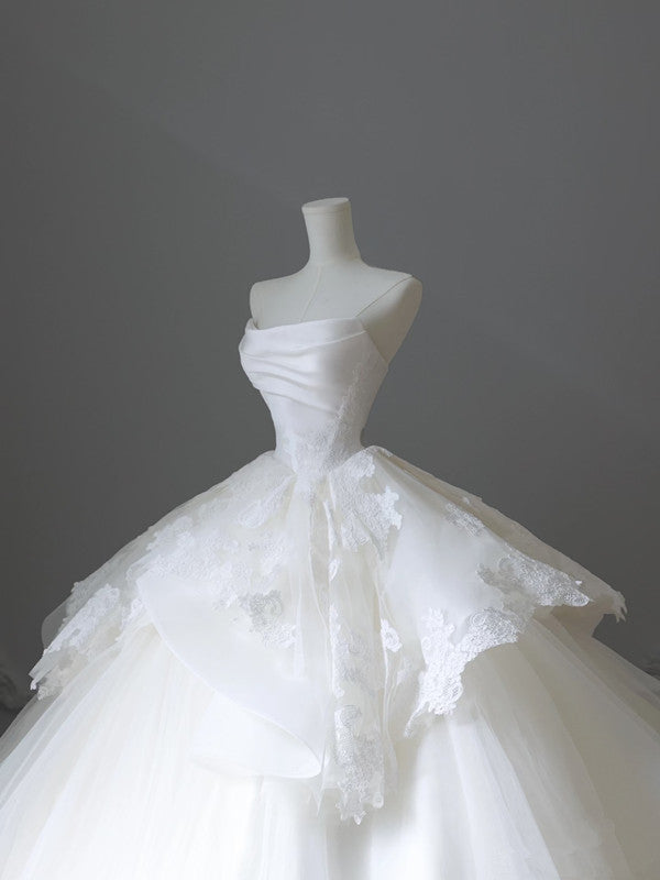 Robe de mariée en satin et dentelle blanche sans manches, robe de bal chic, sans bretelles, avec volants, C3809