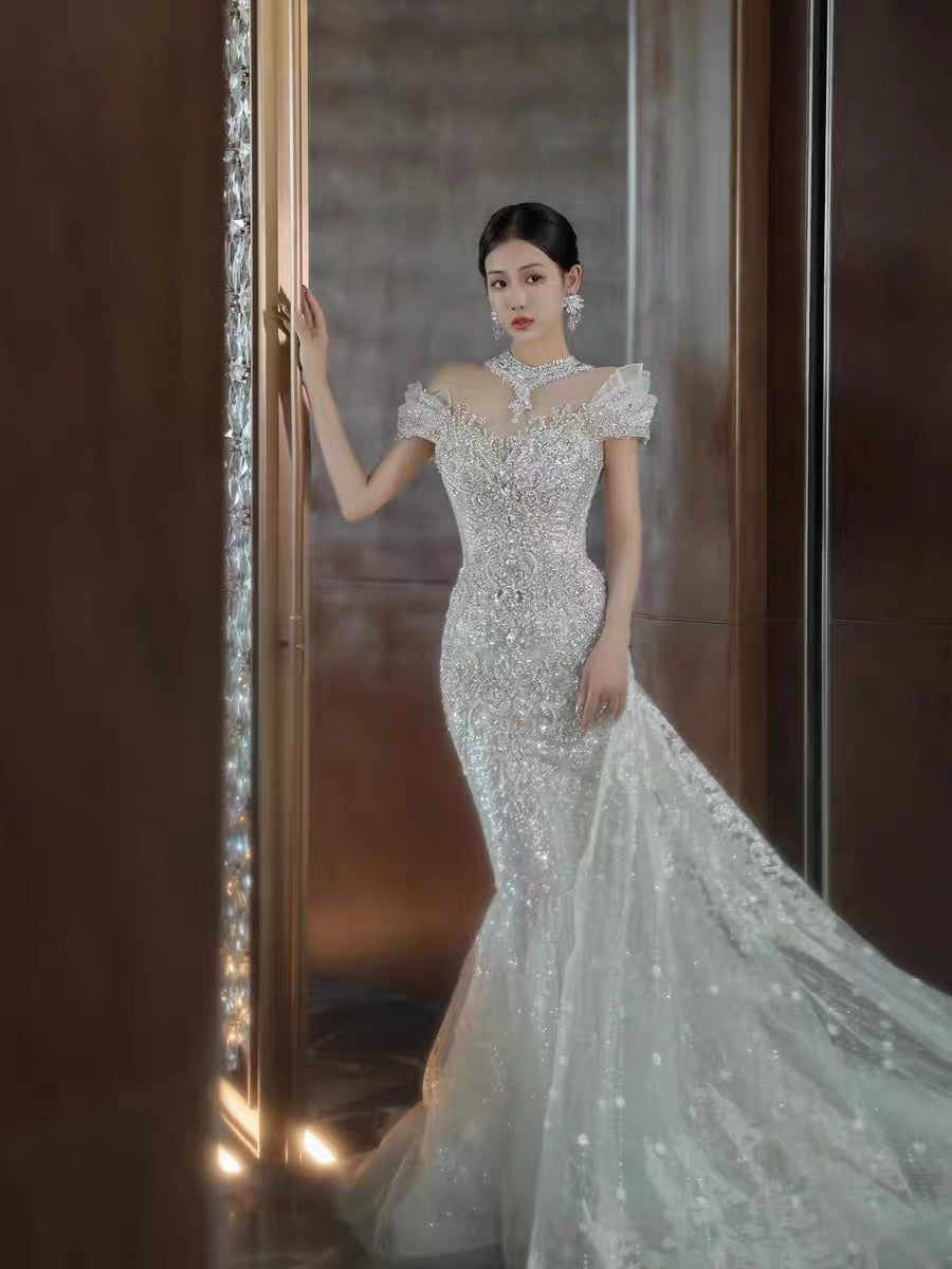 Robe de mariée longue sirène intemporelle à épaules dénudées en tulle blanc et sequins C3812