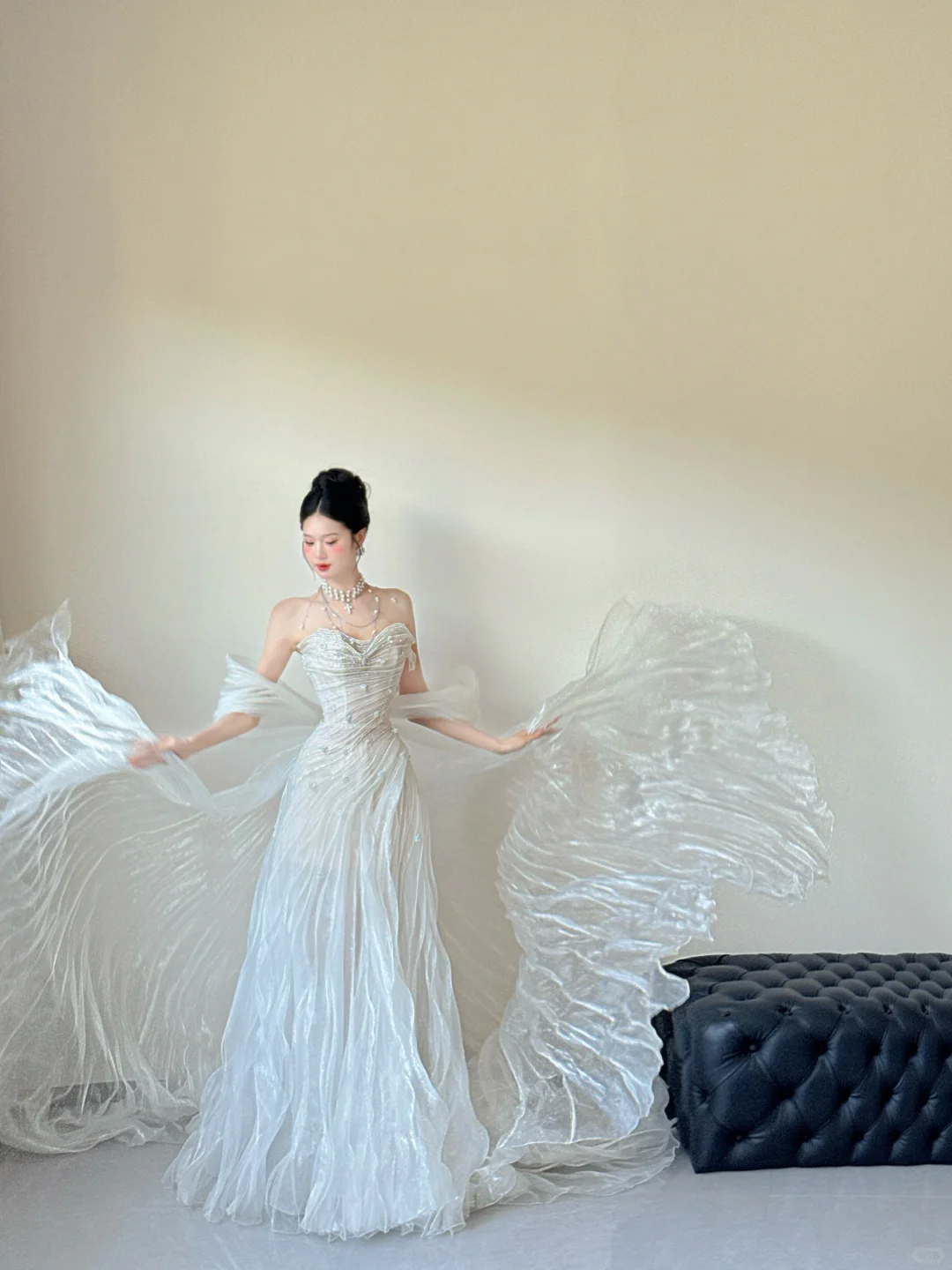 Robe de mariée longue en tulle blanc, épaules dénudées, perles et volants, coupe trapèze, C3817