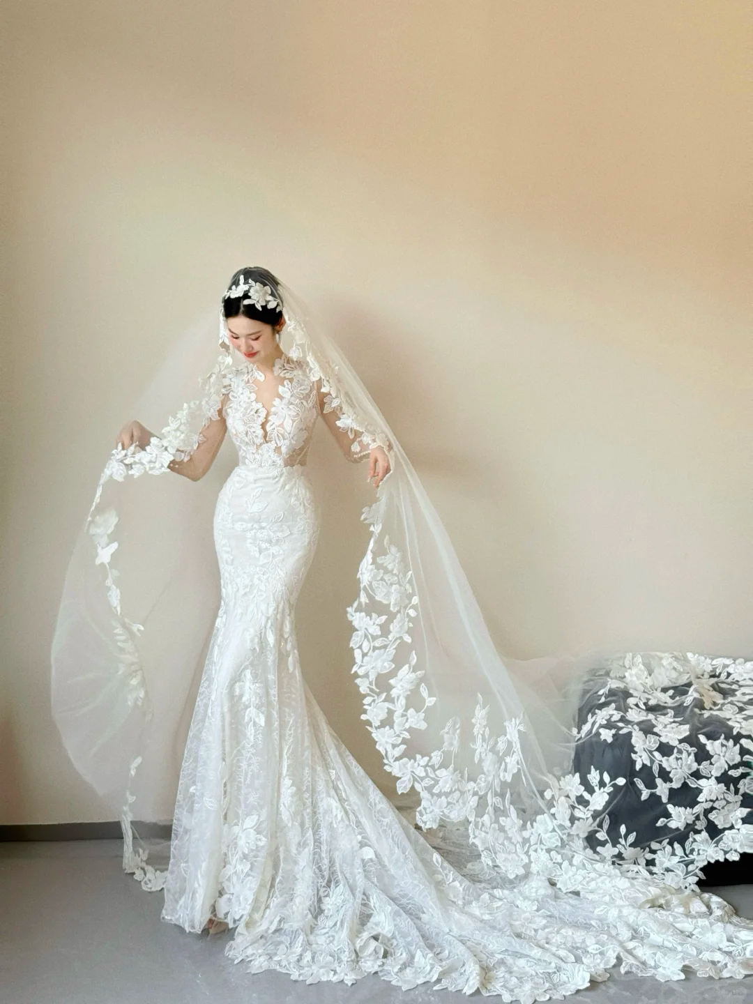Robe de mariée sirène blanche de rêve en tulle et dentelle avec appliques et voile C3819