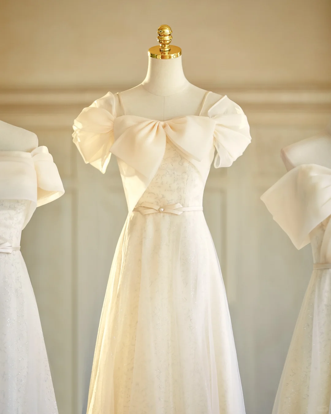 Robe de demoiselle d'honneur longue en tulle, coupe trapèze, couleur champagne clair, C3820