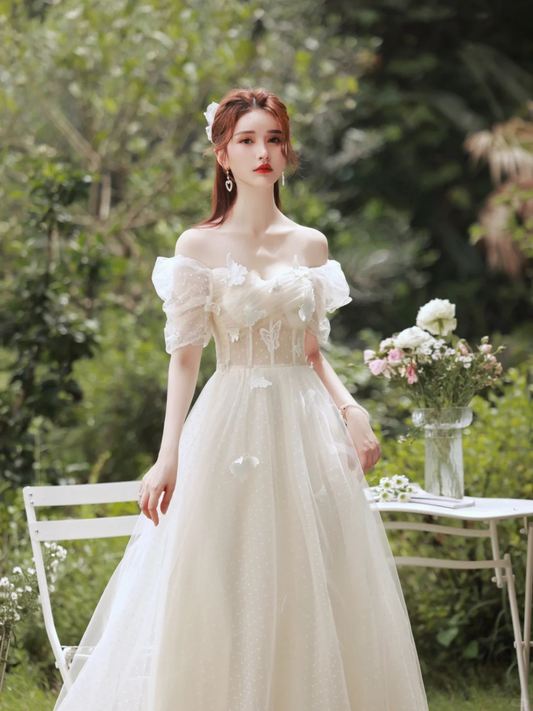 Robe de demoiselle d'honneur longue en tulle ivoire clair à épaules dénudées et appliques C3828