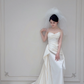 Robe de mariée longue en satin blanc plissé, coupe trapèze, sans bretelles, avec voile, C3830