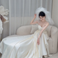 Robe de mariée longue en satin blanc plissé, coupe trapèze, sans bretelles, avec voile, C3830