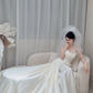 Robe de mariée longue en satin blanc plissé, coupe trapèze, sans bretelles, avec voile, C3830