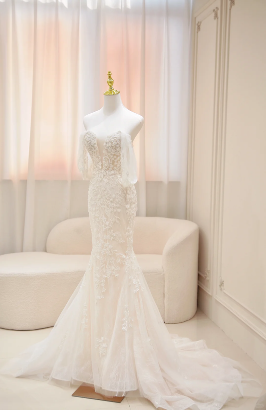 Robe de mariée sirène intemporelle sans bretelles en tulle avec appliques et manches longues C3831