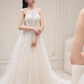 Robe de mariée longue princesse coupe A, col licou, tulle et dentelle, C3833