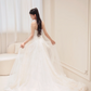 Robe de mariée longue princesse coupe A, col licou, tulle et dentelle, C3833