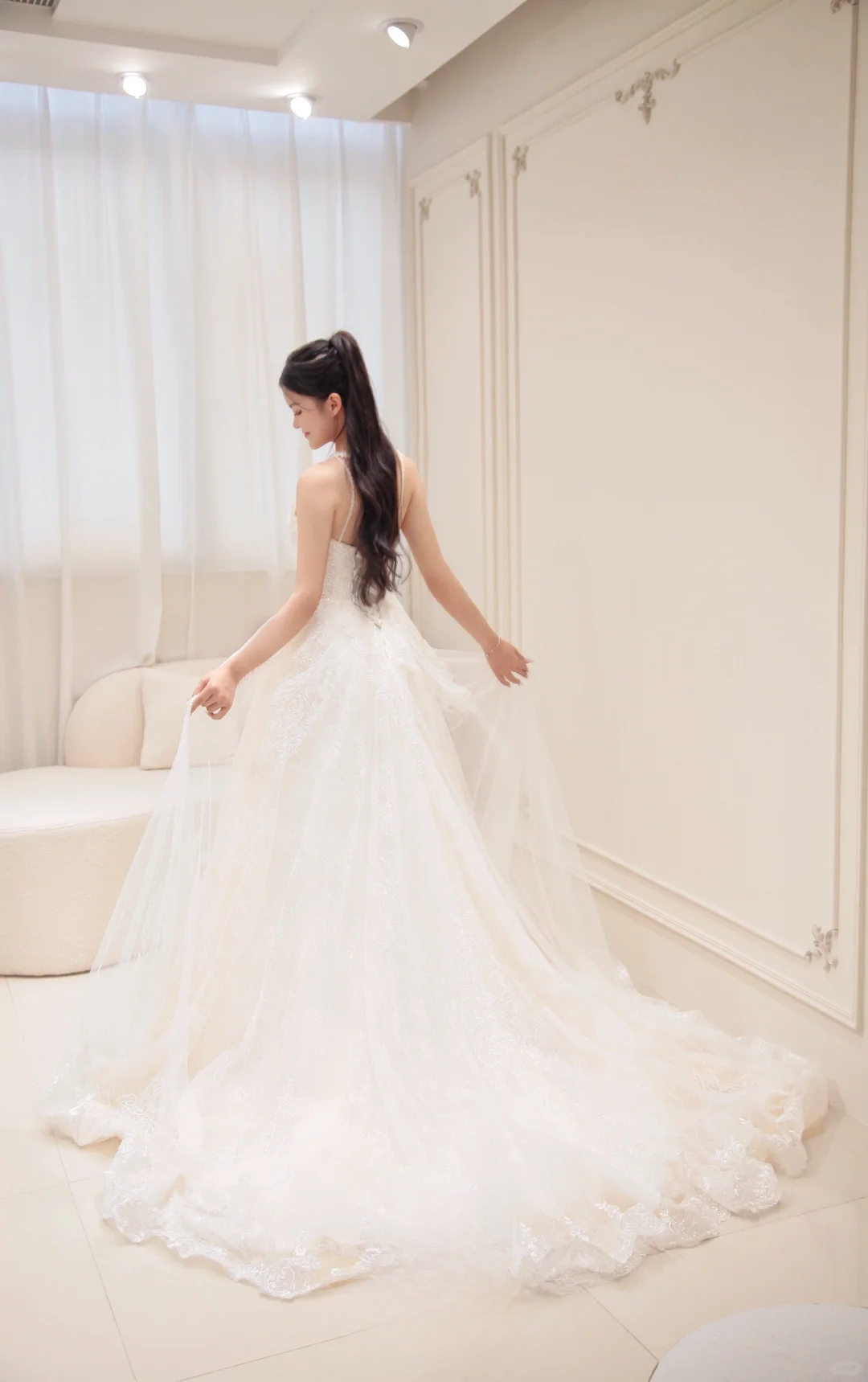 Robe de mariée longue princesse coupe A, col licou, tulle et dentelle, C3833