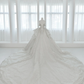 Robe de mariée longue en satin à épaules dénudées et sequins, style intemporel, avec traîne perlée, C3834