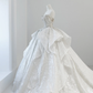 Robe de mariée longue en satin à épaules dénudées et sequins, style intemporel, avec traîne perlée, C3834