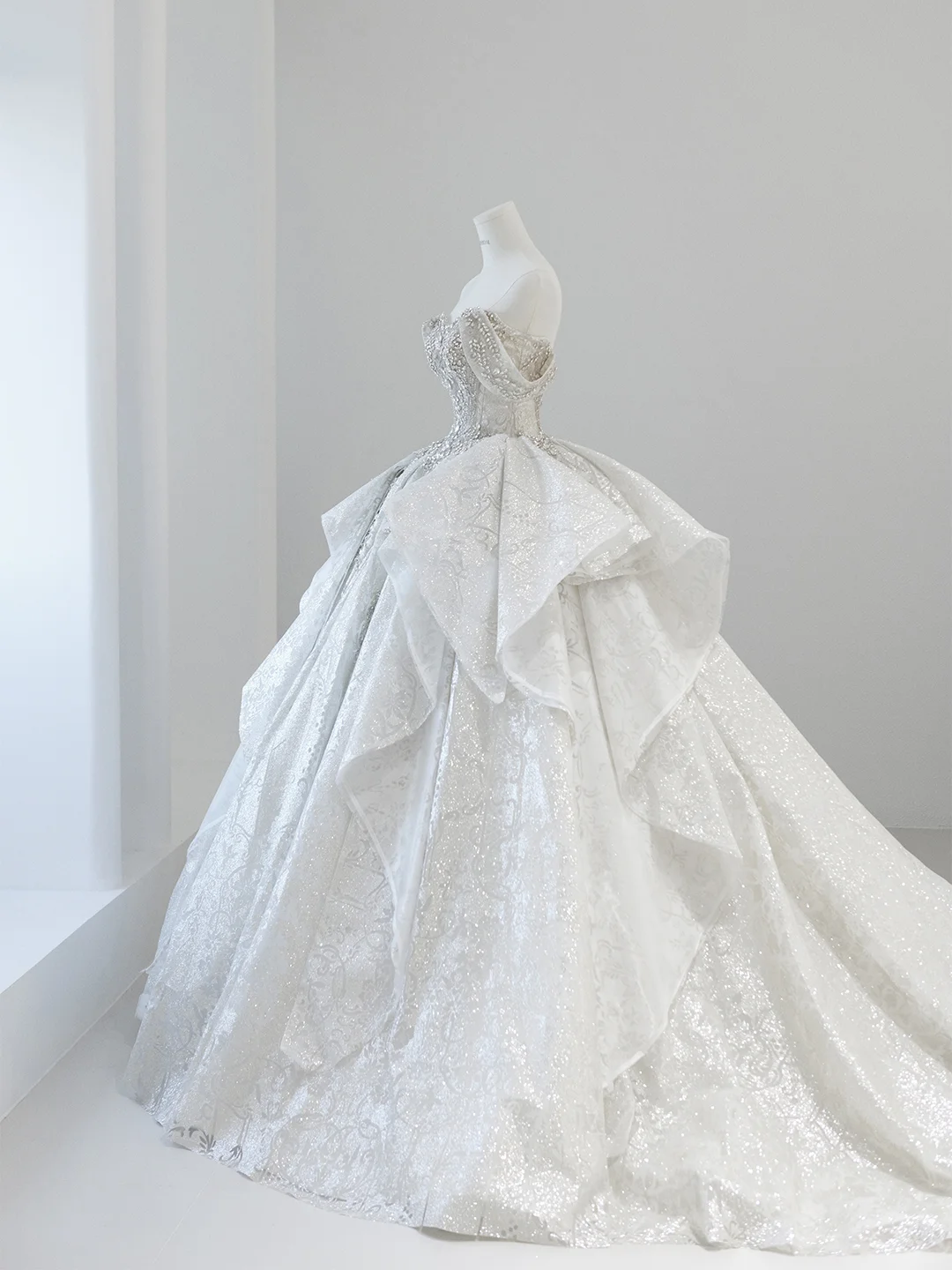 Robe de mariée longue en satin à épaules dénudées et sequins, style intemporel, avec traîne perlée, C3834