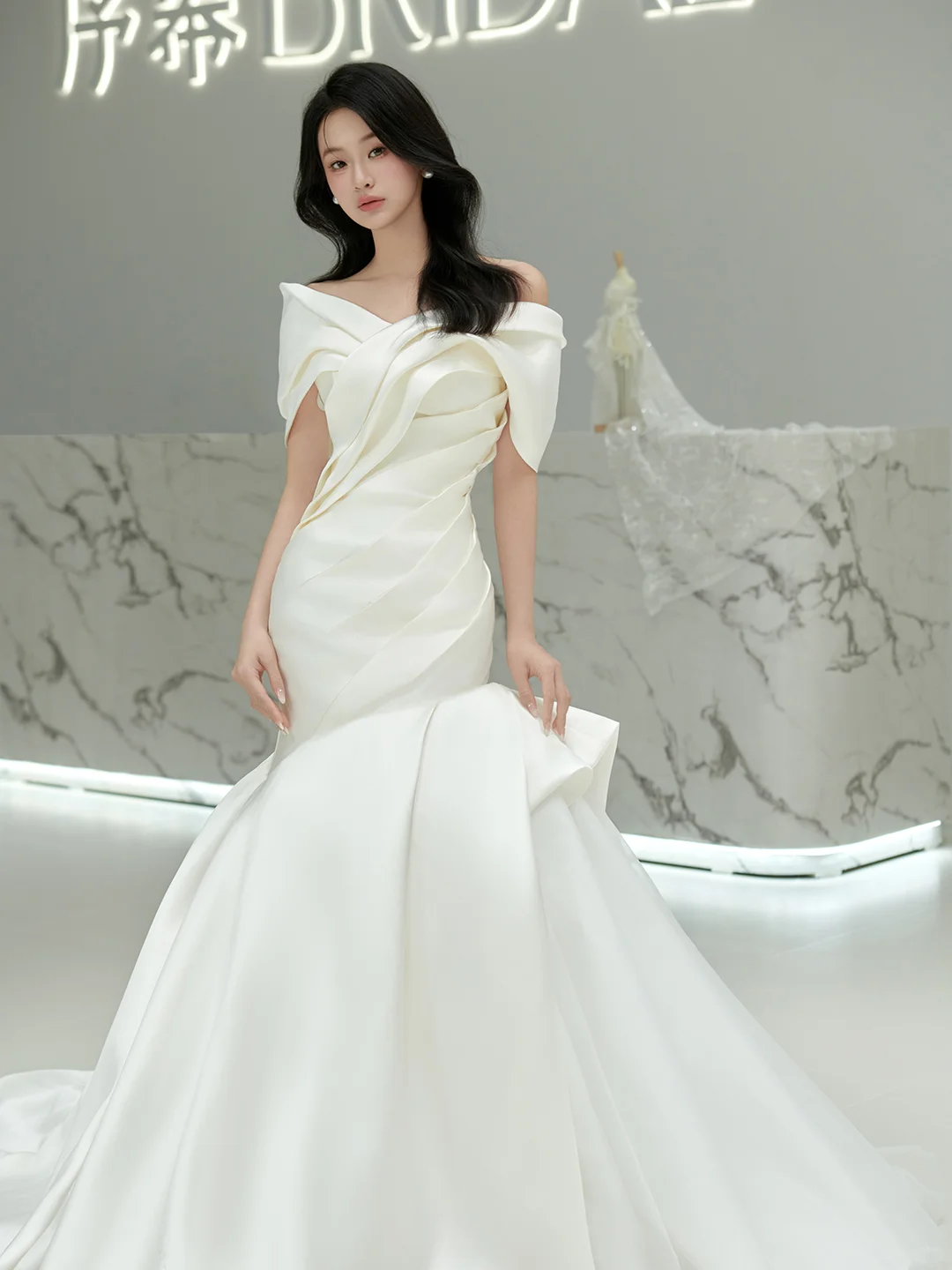 Robe de mariée longue plissée en satin à épaules dénudées style sirène vintage C3835