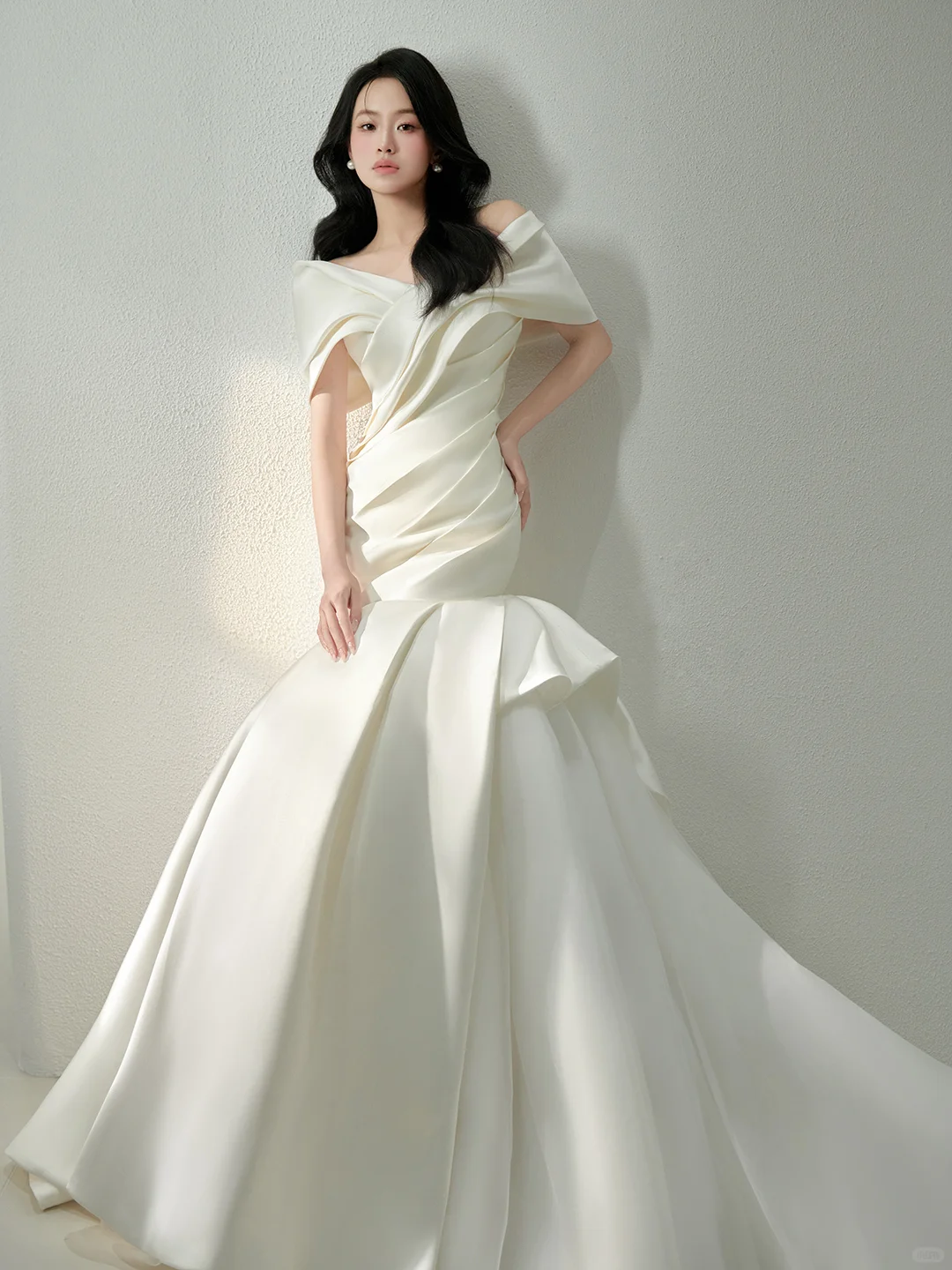 Robe de mariée longue plissée en satin à épaules dénudées style sirène vintage C3835