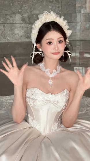 Superbe robe de mariée longue en satin sans bretelles avec appliques C3839
