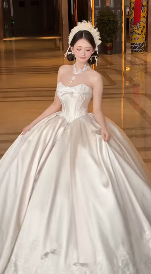 Superbe robe de mariée longue en satin sans bretelles avec appliques C3839
