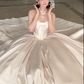 Superbe robe de mariée longue en satin sans bretelles avec appliques C3839