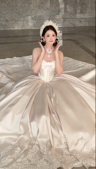 Superbe robe de mariée longue en satin sans bretelles avec appliques C3839
