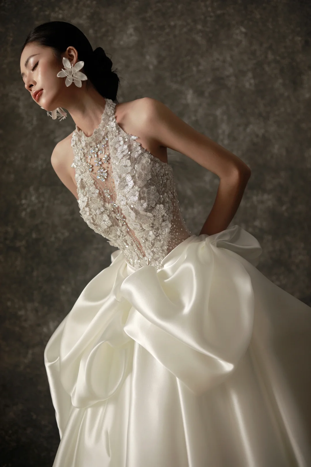 Robe de mariée longue en satin ivoire à appliques et col licou, style unique, C3840