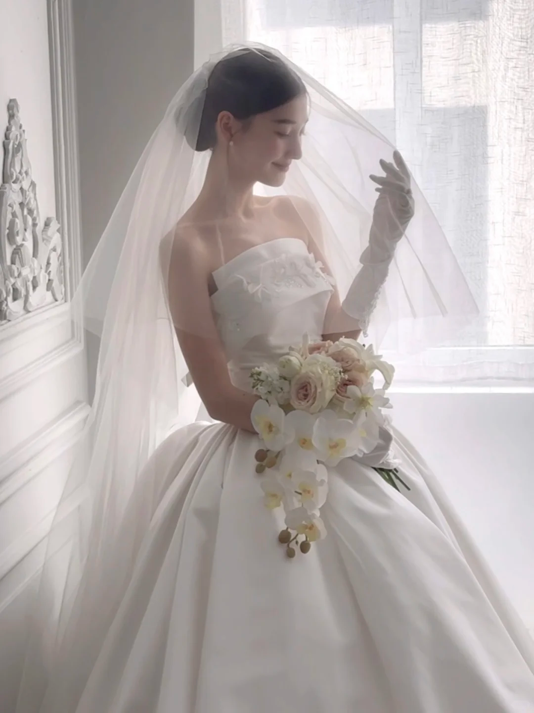 Robe de mariée longue en satin blanc, élégante et chic, sans bretelles, avec voile et gants, C3842