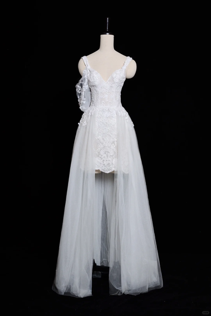Robe de mariée longue vintage en tulle blanc et dentelle, coupe trapèze, bretelles spaghetti, C3844