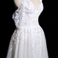 Robe de mariée longue vintage en tulle blanc et dentelle, coupe trapèze, bretelles spaghetti, C3844