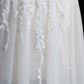Robe de mariée longue vintage en tulle blanc et dentelle, coupe trapèze, bretelles spaghetti, C3844