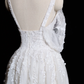 Robe de mariée longue vintage en tulle blanc et dentelle, coupe trapèze, bretelles spaghetti, C3844