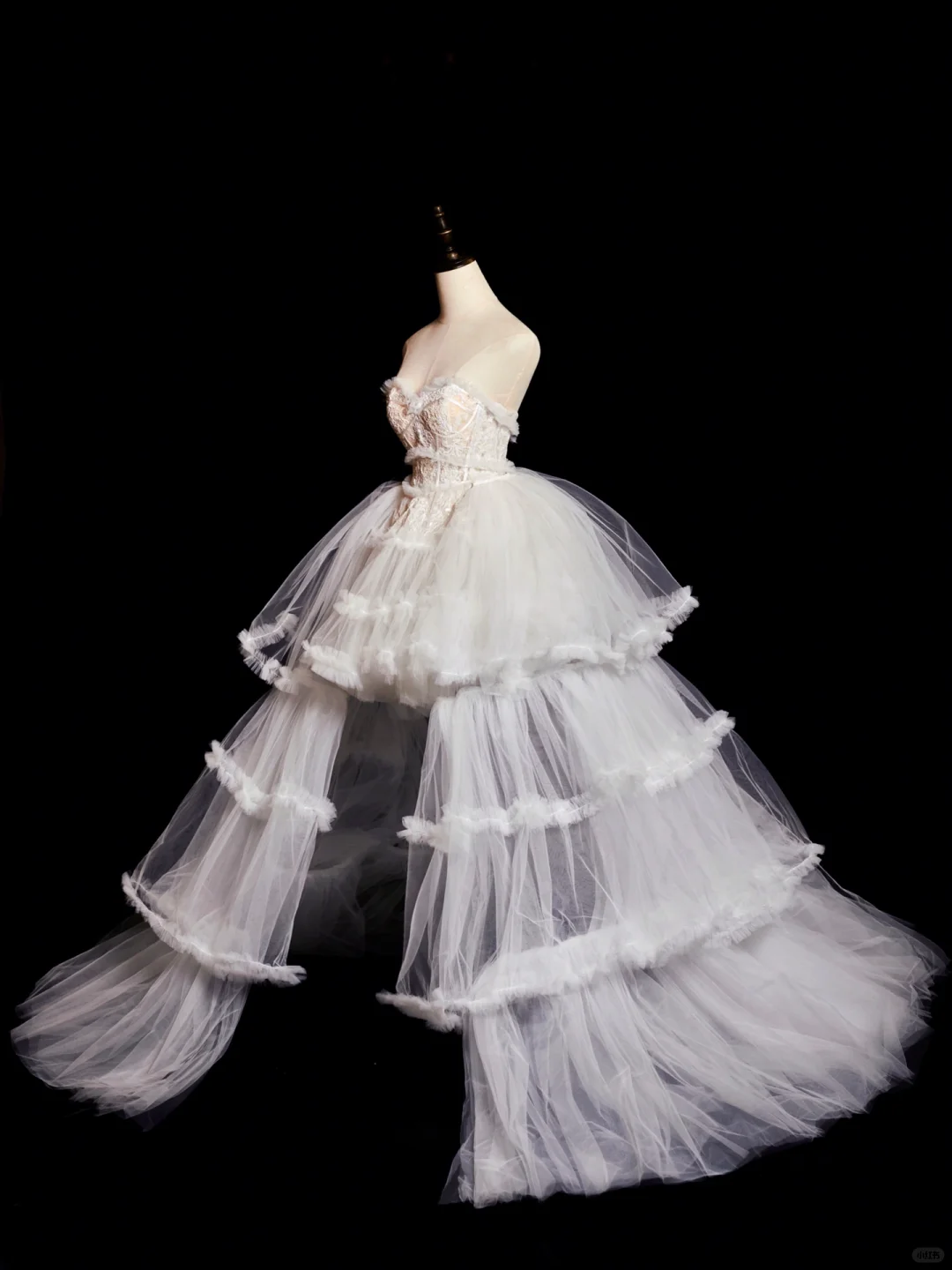 Robe de mariée princesse longue en tulle et dentelle, sans bretelles, à volants, C3849