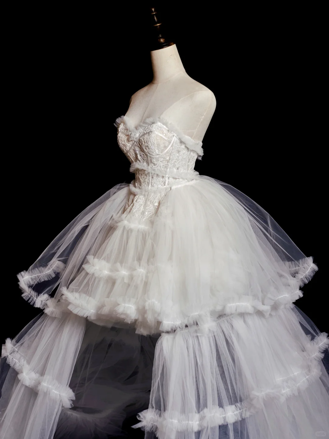 Robe de mariée princesse longue en tulle et dentelle, sans bretelles, à volants, C3849