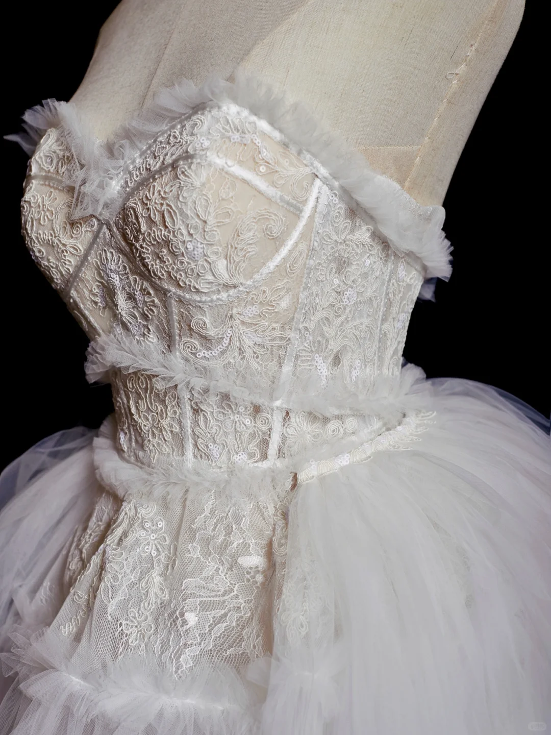 Robe de mariée princesse longue en tulle et dentelle, sans bretelles, à volants, C3849