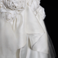 Robe de mariée longue sirène en satin et tulle, décolleté en V, motif floral appliqué, C3850