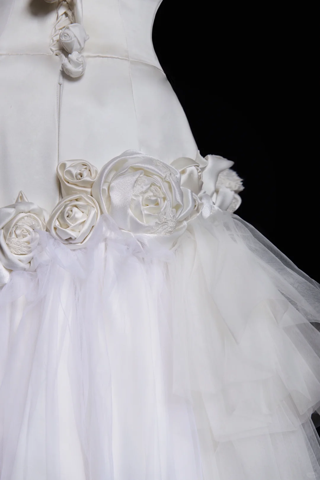 Robe de mariée longue sirène en satin et tulle, décolleté en V, motif floral appliqué, C3850