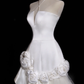 Robe de mariée longue sirène en satin et tulle, décolleté en V, motif floral appliqué, C3850