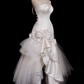 Robe de mariée longue sirène en satin et tulle, décolleté en V, motif floral appliqué, C3850