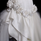 Robe de mariée longue sirène en satin et tulle, décolleté en V, motif floral appliqué, C3850