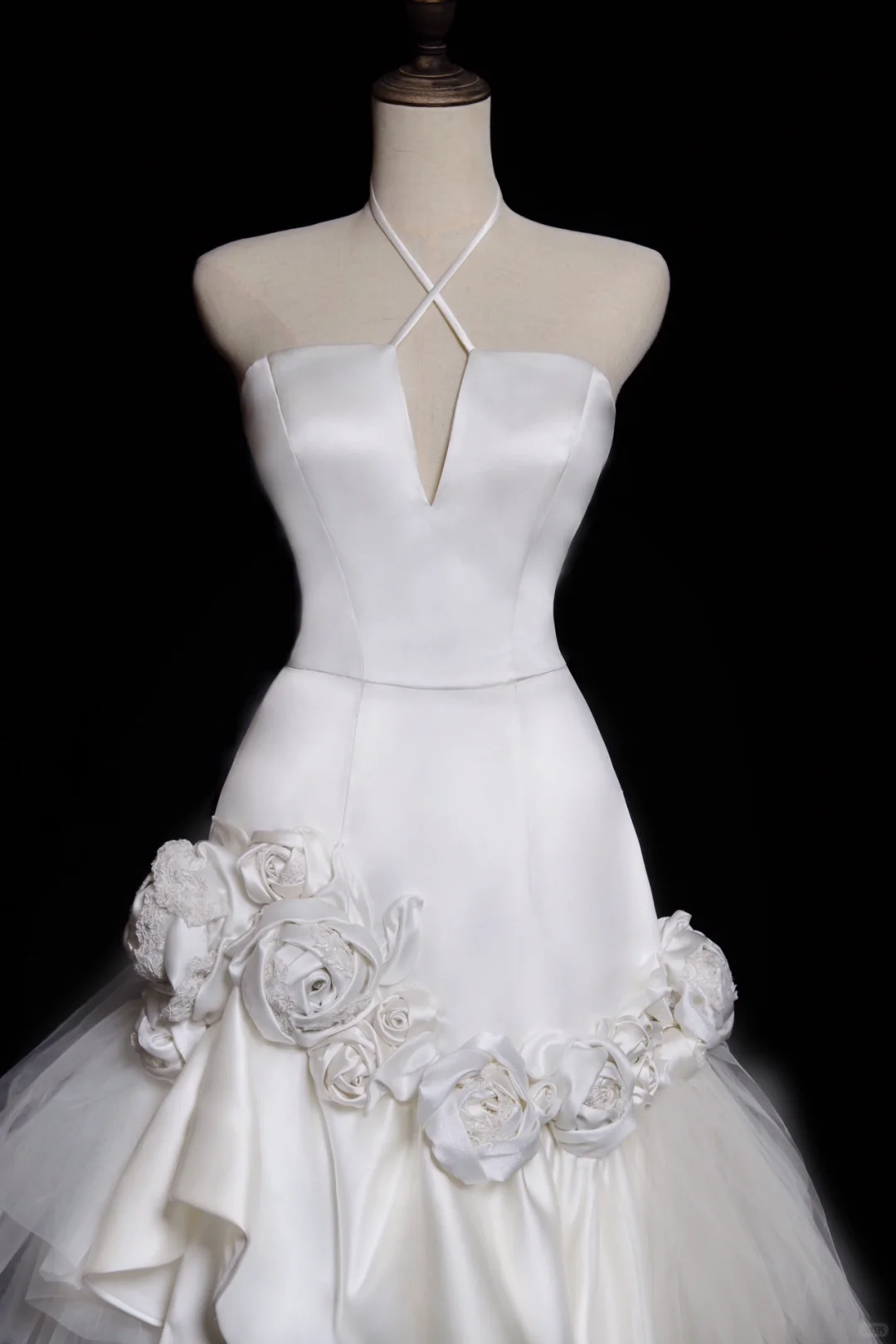 Robe de mariée longue sirène en satin et tulle, décolleté en V, motif floral appliqué, C3850