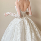 Robe de mariée longue bustier en dentelle blanche avec gants, tenue de bal de rêve C3851
