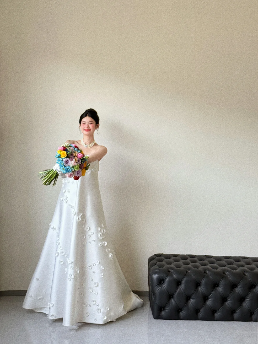 Robe de mariée longue élégante en satin blanc sans bretelles avec des gants C3854