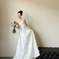 Robe de mariée longue élégante en satin blanc sans bretelles avec des gants C3854