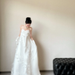 Robe de mariée longue élégante en satin blanc sans bretelles avec des gants C3854