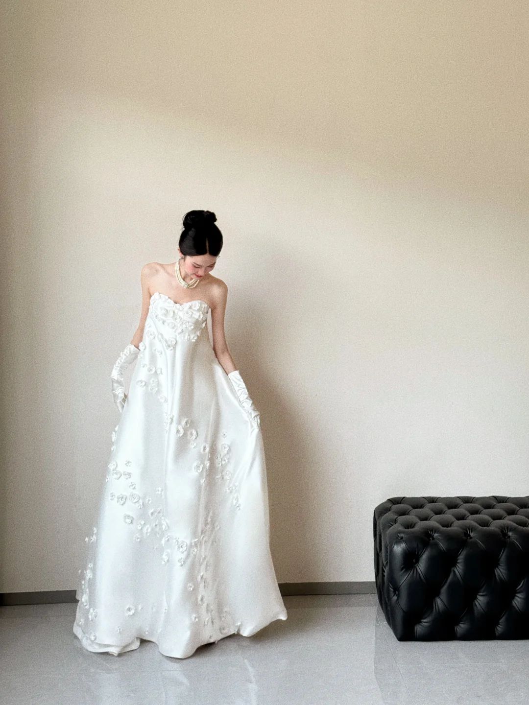 Robe de mariée longue élégante en satin blanc sans bretelles avec des gants C3854