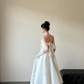 Robe de mariée longue élégante en satin blanc sans bretelles avec des gants C3854